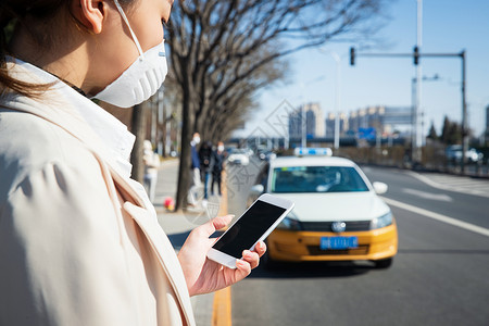 汽车问题戴口罩的青年女人路边打出租车背景