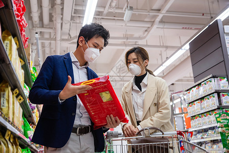 疫情生活青年夫妇在超市购物高清图片