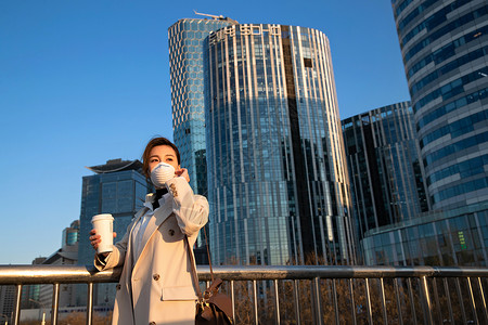 空气污染环境污染白领户外戴口罩的青年女人图片