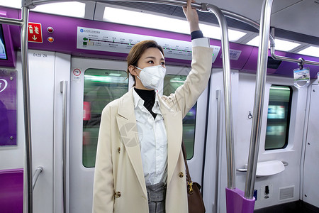 空气污染城市生活青年女人乘坐地铁图片