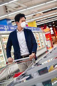 超市购物戴口罩城市生活戴口罩的青年男人在超市购物背景