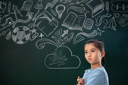 儿童站着黑板前的小学女生图片