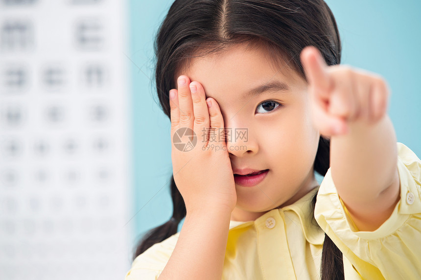 视力表放松眼睛小女孩测视力图片