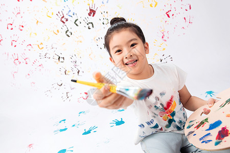 彩色油漆痕迹效果彩色图片微笑天真拿画笔画画的小女孩背景