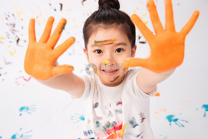 生长创造力多色的手上涂满颜料的小女孩图片