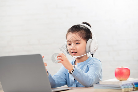 教育小学女生在线学习图片