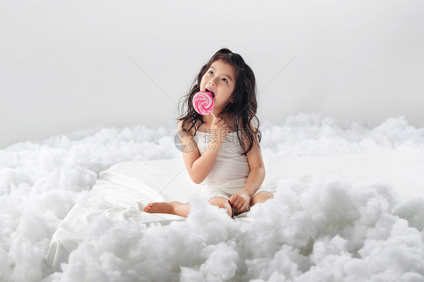人棉花生长吃棒棒糖的可爱小女孩图片