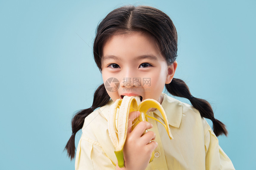 东亚水平构图维生素吃香蕉的小女孩图片