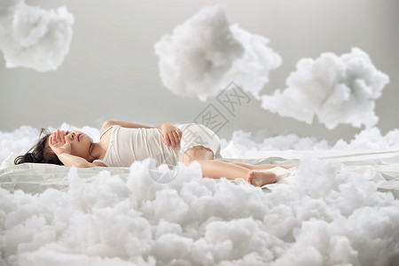 云朵上小天使东亚不看镜头模仿可爱的小女孩躺在云朵上背景