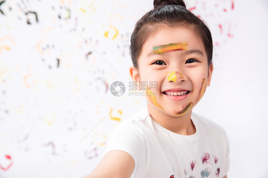 痕迹表现积极人脸上涂满颜料的小女孩图片