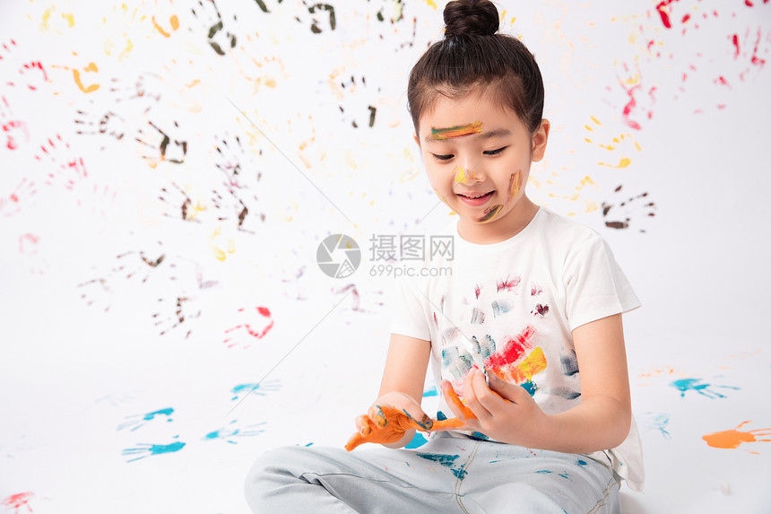 油漆仅儿童快乐画画的小女孩图片