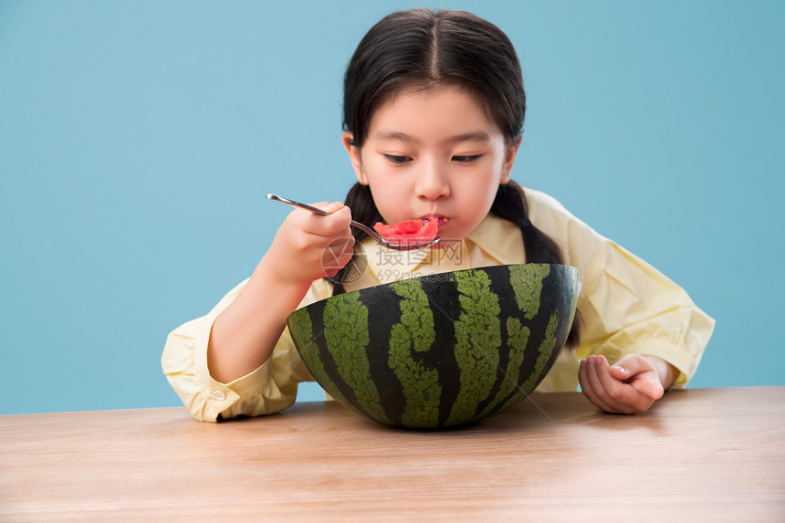 可爱的小女孩吃西瓜图片