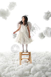 在梯子上人垂直构图儿童快乐站在梯子上玩耍的小天使背景