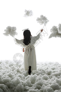 柔和欢乐童年拿着魔法棒的小天使背影图片