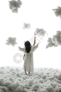 高举手臂棉花魔杖天使装扮的小女孩背影图片