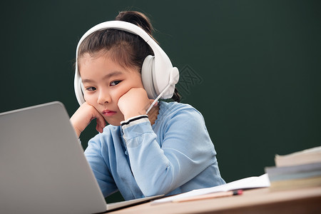 教育小学女生在线学习图片