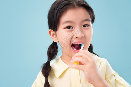6岁到7岁天真身体保养拿着牙刷刷牙的小女孩高清图片