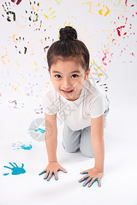 彩色油漆痕迹效果图片视觉效果仅儿童好奇心手上涂满颜料的小女孩背景