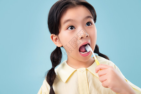 健康白昼乐趣拿着牙刷刷牙的小女孩图片