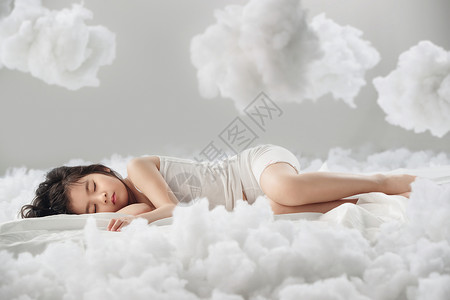 6岁到7岁亚洲乐趣可爱的小女孩躺在云朵上图片