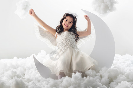 女孩天真仅儿童坐在月亮上的快乐小天使图片