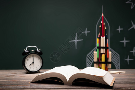 中国火箭发射彩色铅笔文具创意火箭和桌子上的书背景