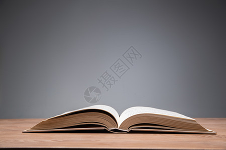 桌子上打开的一本书背景图片