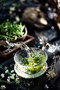 清新水元素一杯绿茶背景