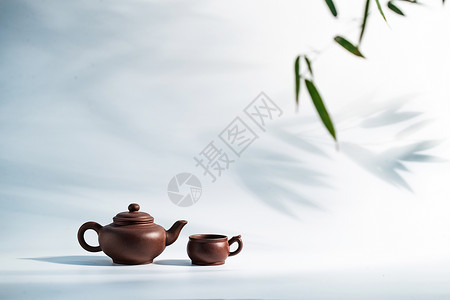 竹叶茶竹叶下的茶壶和茶杯背景