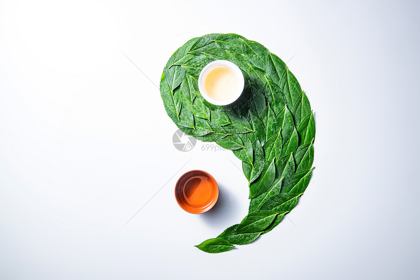 传统茶叶和茶杯组成的太极图案图片