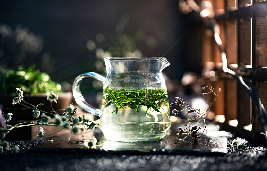 水平构图玻璃杯式样一杯绿茶图片