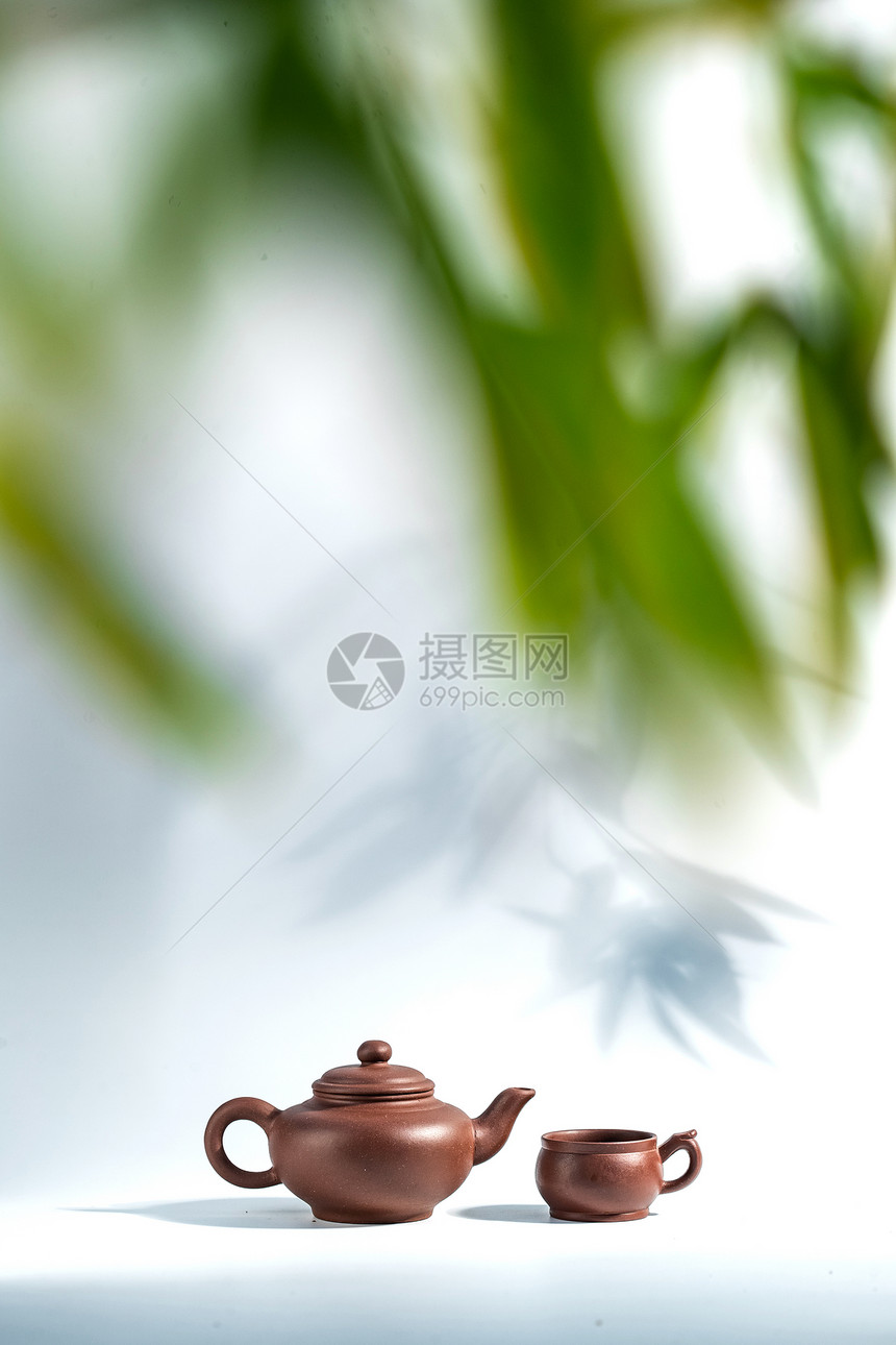 热饮竹叶下的茶壶图片