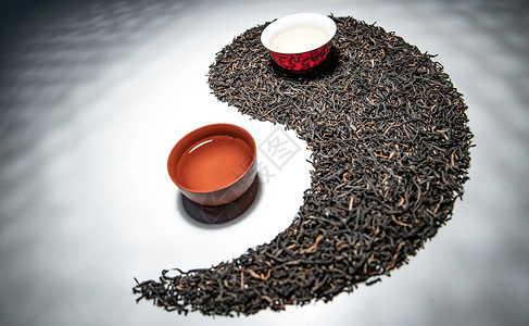 阴阳平衡茶叶和茶杯组成的太极图案背景