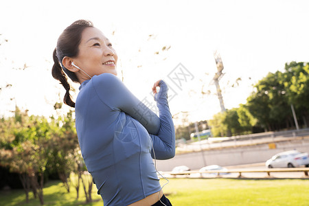 中年女子在户外健身高清图片