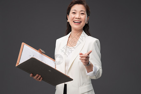 中国画册拿着户型图册的成熟商务女士背景
