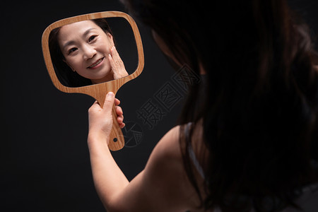 照镜子的中年女人图片