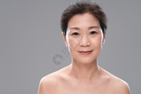 50岁到55岁中年女人妆面放松高清图片素材
