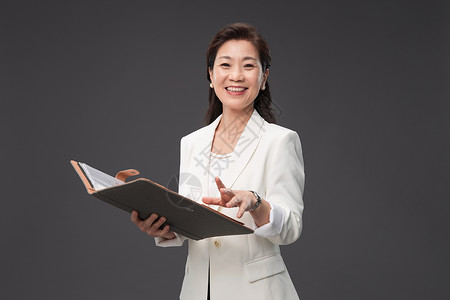中国画册拿着户型图册的优雅商务女士背景