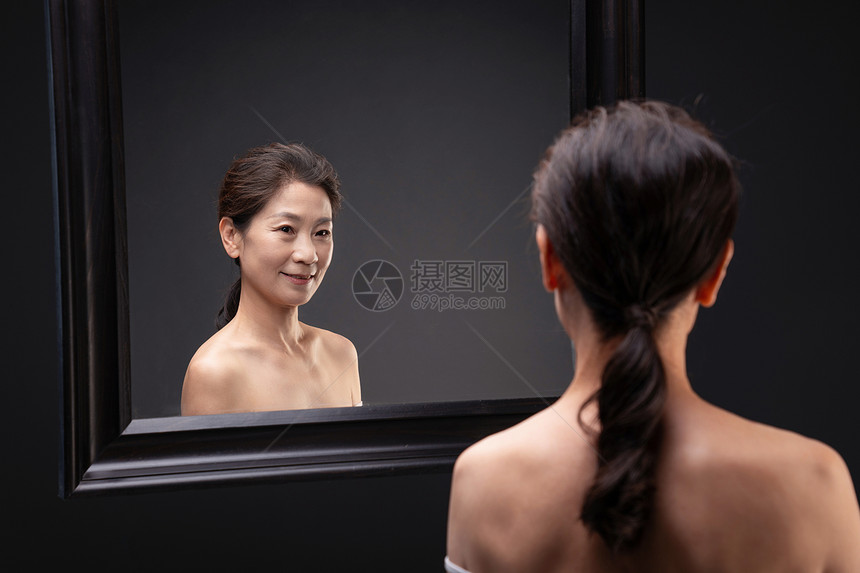 自信优雅的中年女人照镜子图片