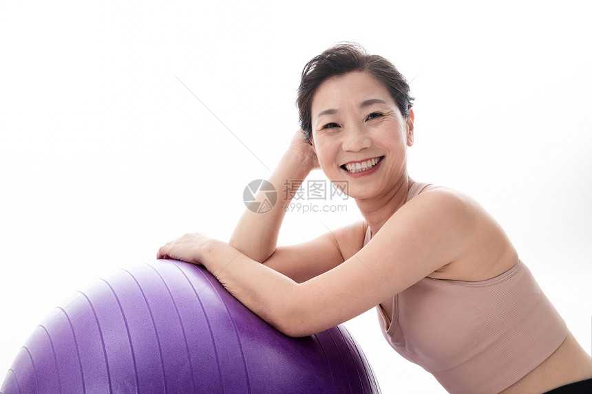 趴在瑜伽球上的中年女人图片
