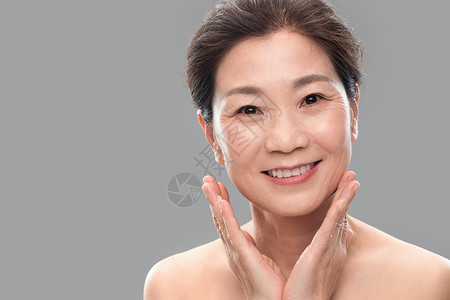 快乐50多岁漂亮的中年女人妆面高清图片素材