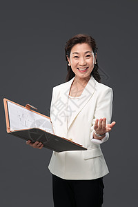 公司宣传画册拿着户型图册做出邀请手势的优雅商务女士背景