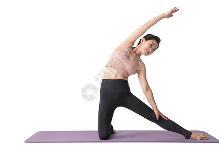 高举手臂练瑜伽的中老年女士背景
