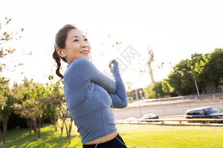 女性特质练瑜伽的中老年女士背景