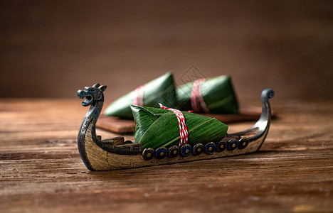 端午拟人小粽子传统美味粽子和龙舟背景