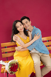 黄色西服男人时尚帅哥女朋友幸福的青年伴侣坐在长椅上背景