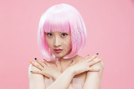 酷色温情水平构图青年女人粉色背景带着假发涂着指甲油的个女孩背景