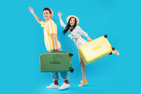 快乐的青年情侣一起拎着行李箱去旅游图片