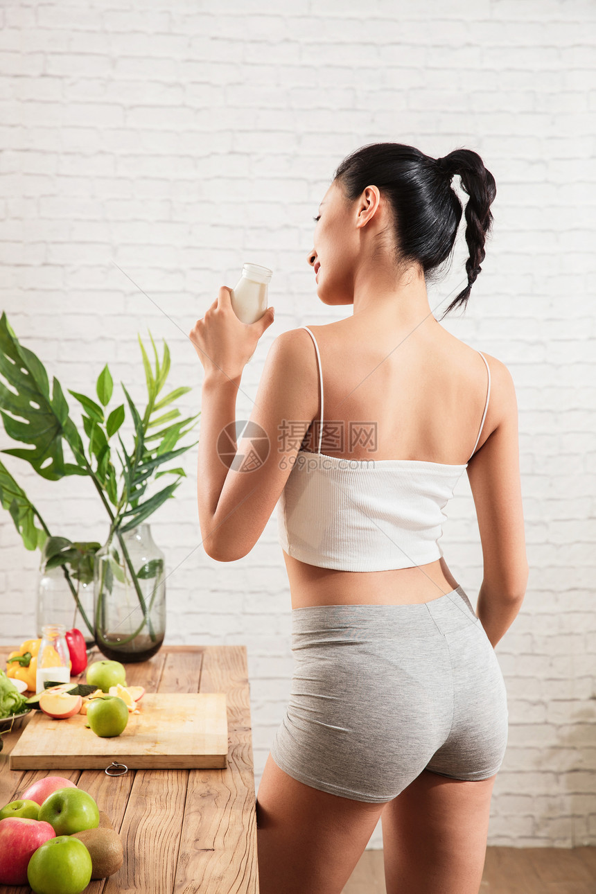 瓶子夏天水果喝牛奶的健康女人背影图片
