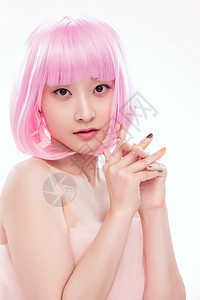 酷色带着粉色假发的年轻女孩背景